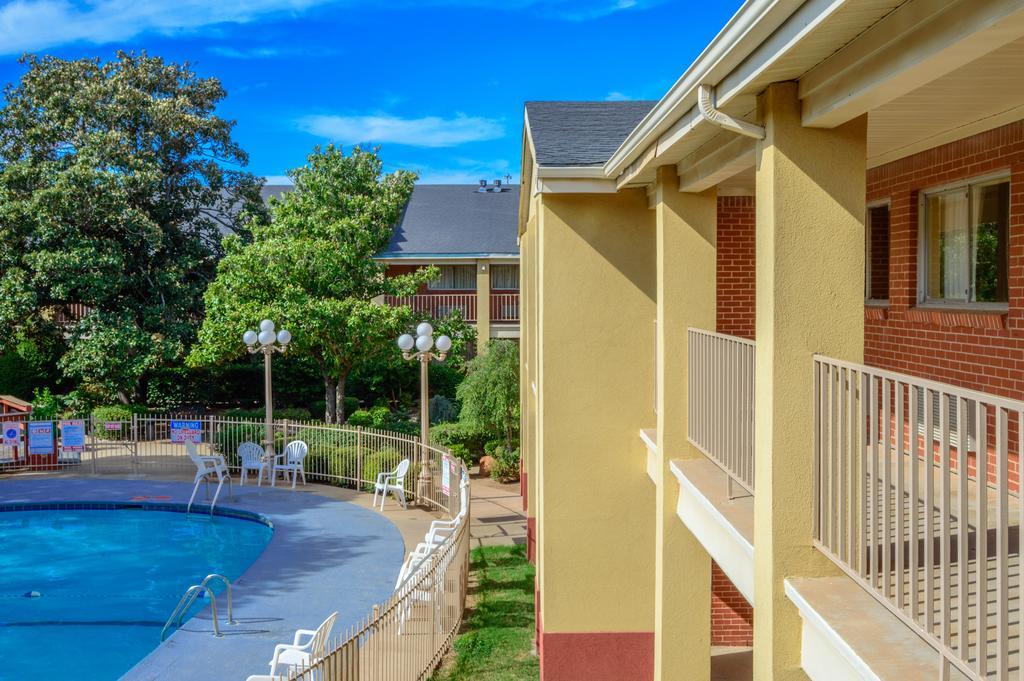 Days Inn By Wyndham Lawton Bagian luar foto