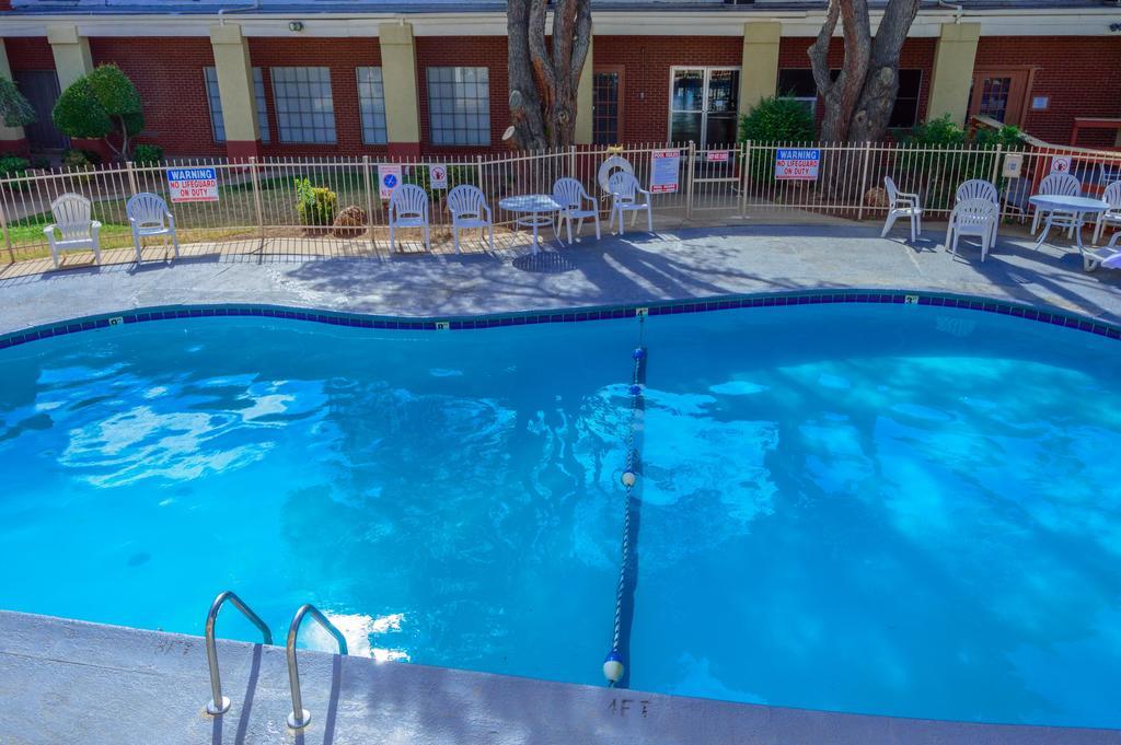 Days Inn By Wyndham Lawton Bagian luar foto