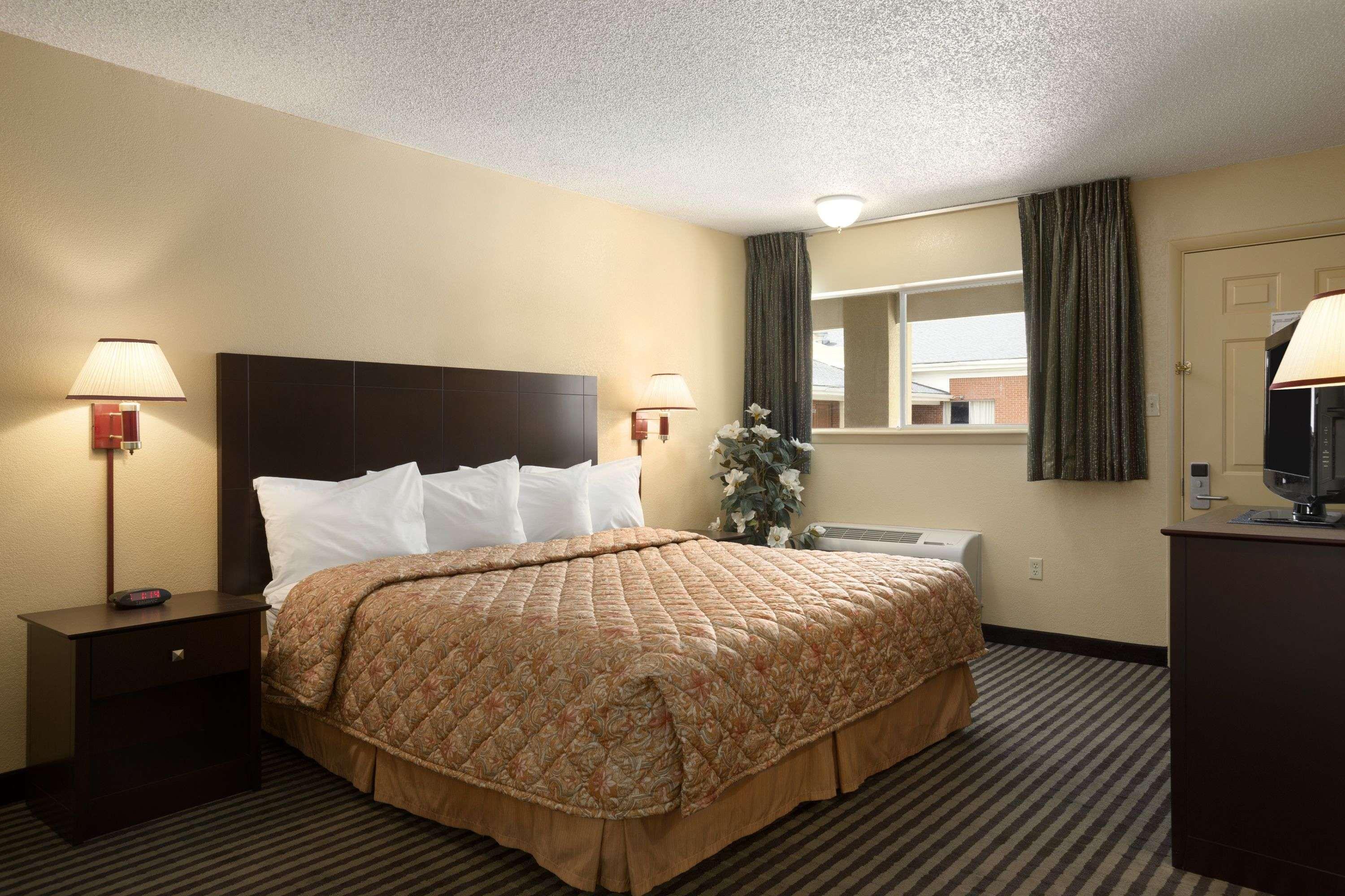 Days Inn By Wyndham Lawton Bagian luar foto
