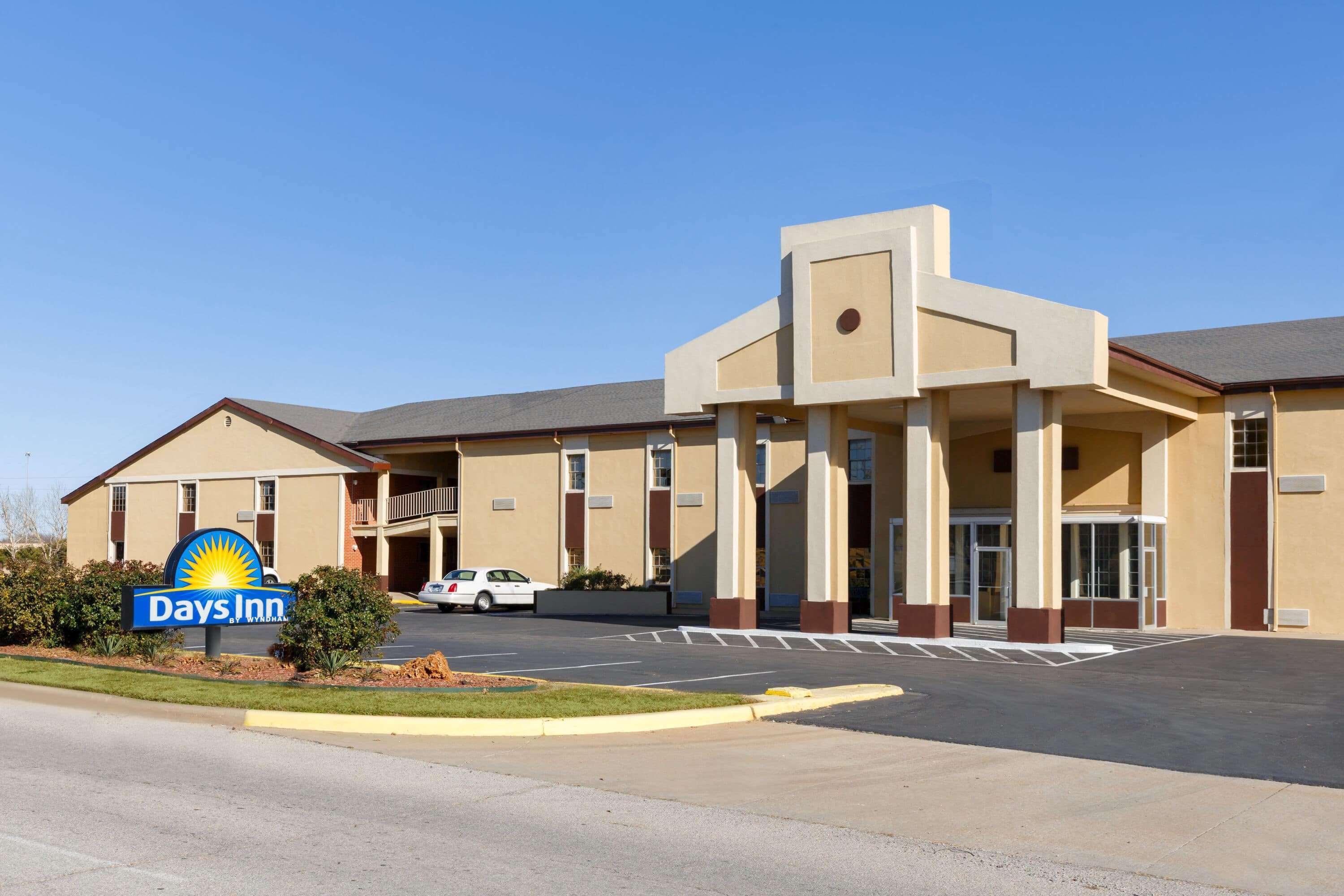 Days Inn By Wyndham Lawton Bagian luar foto