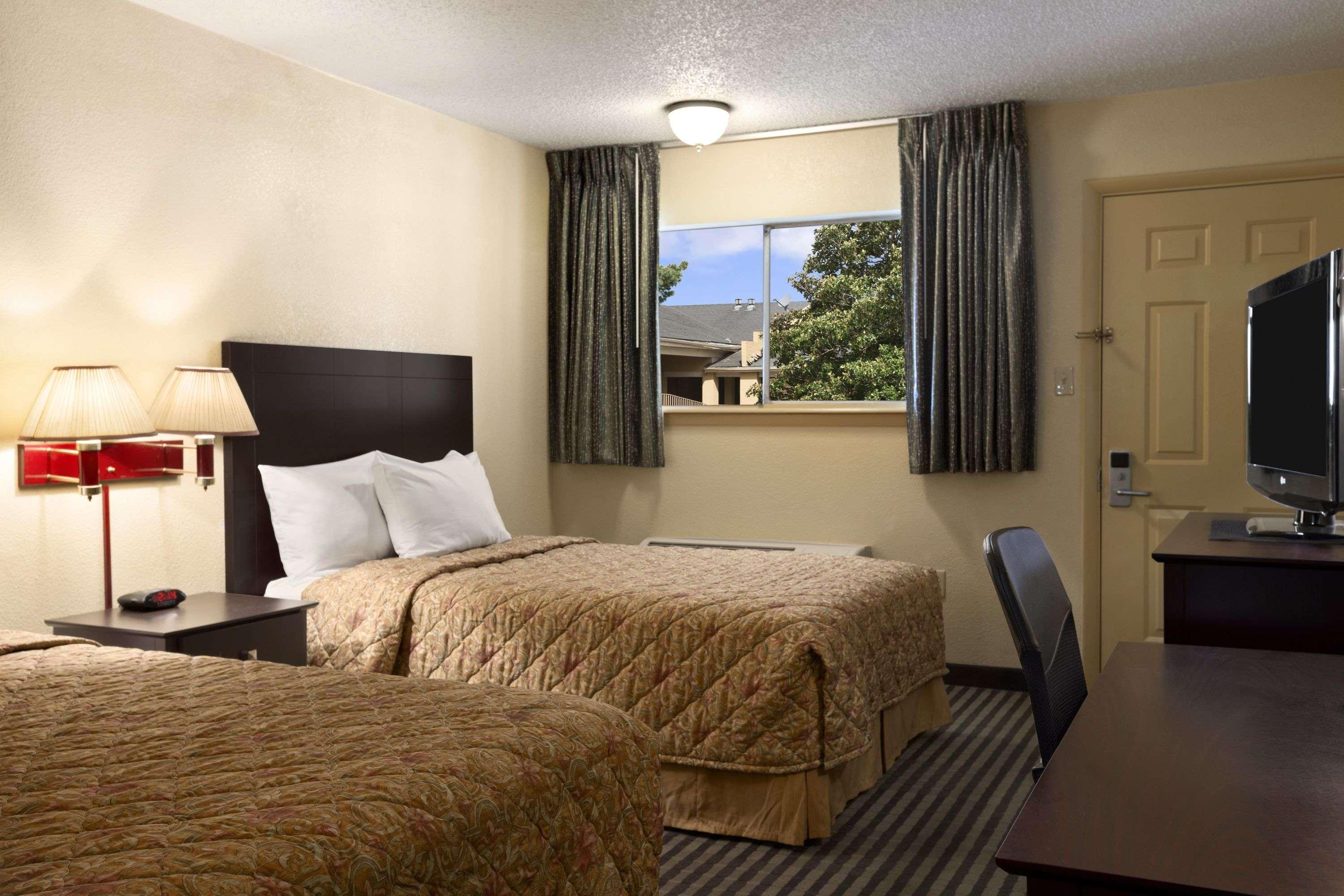 Days Inn By Wyndham Lawton Bagian luar foto