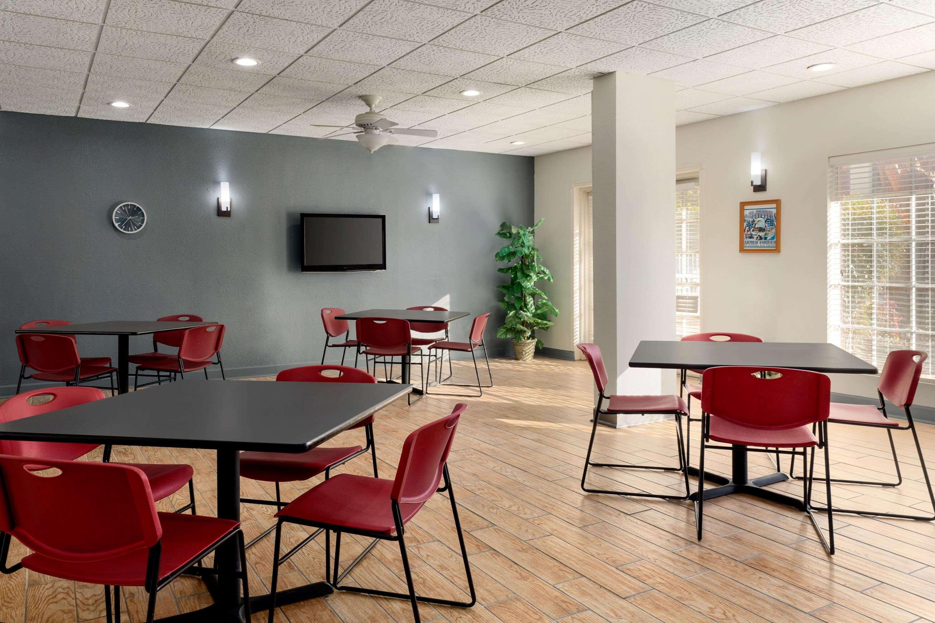 Days Inn By Wyndham Lawton Bagian luar foto