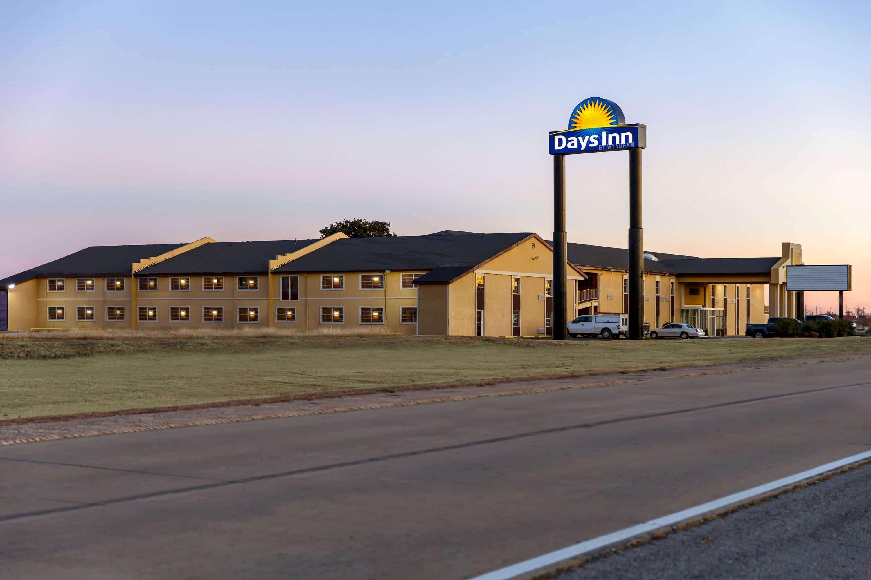 Days Inn By Wyndham Lawton Bagian luar foto