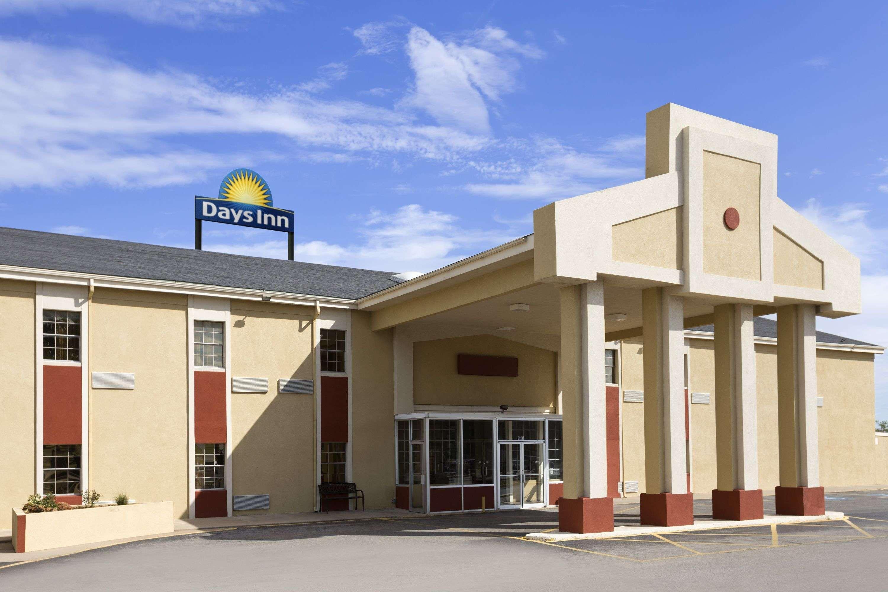 Days Inn By Wyndham Lawton Bagian luar foto