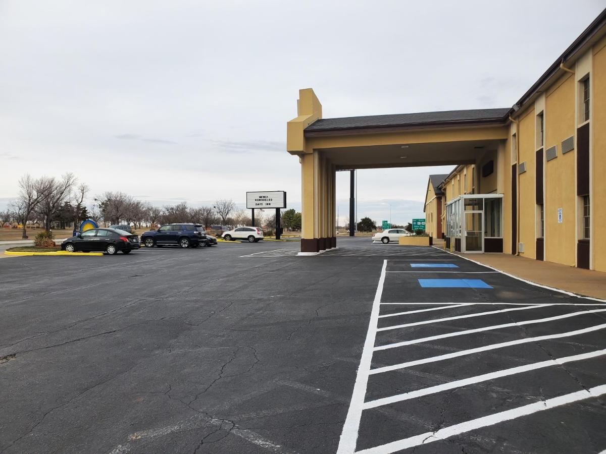 Days Inn By Wyndham Lawton Bagian luar foto