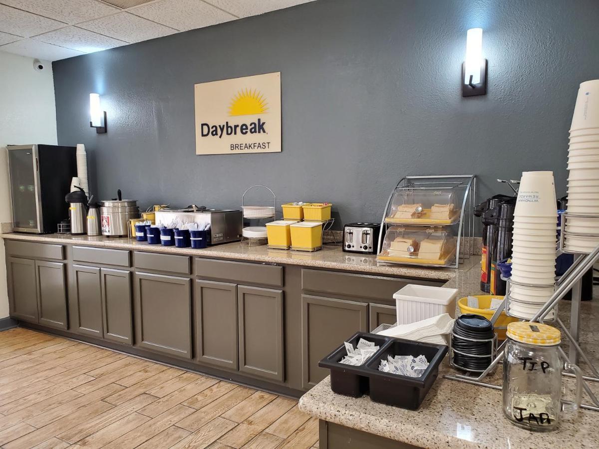Days Inn By Wyndham Lawton Bagian luar foto
