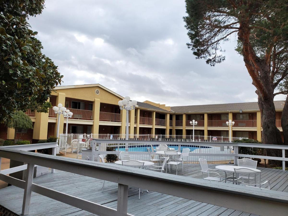 Days Inn By Wyndham Lawton Bagian luar foto