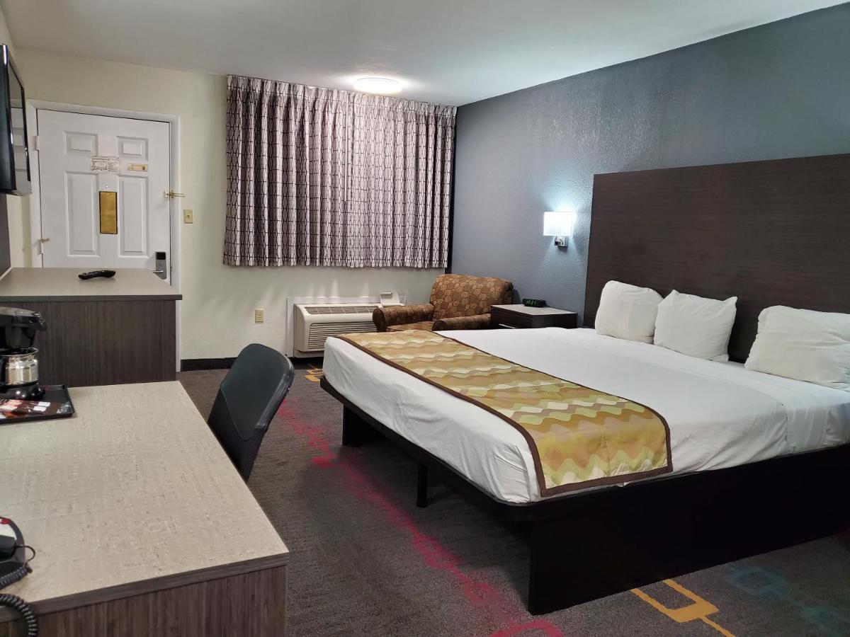 Days Inn By Wyndham Lawton Bagian luar foto