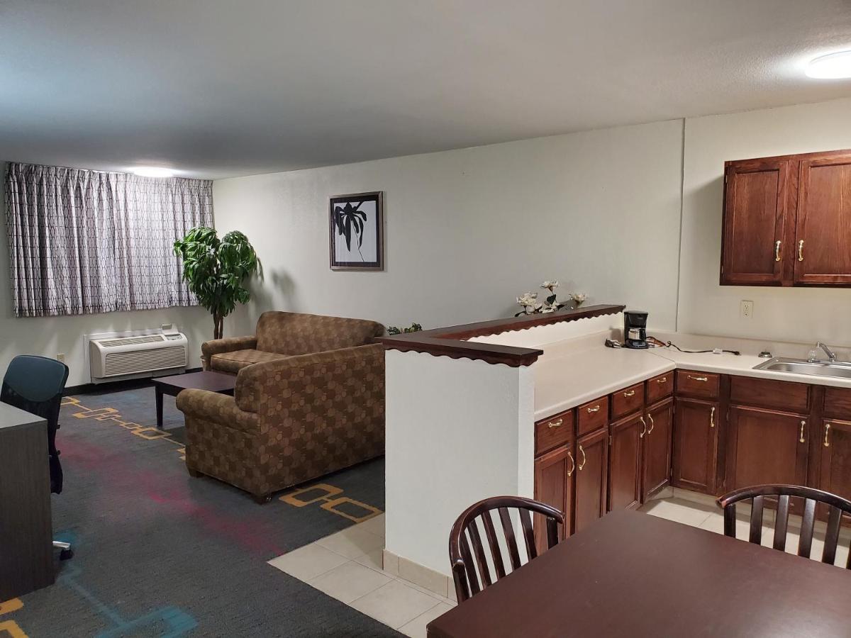 Days Inn By Wyndham Lawton Bagian luar foto